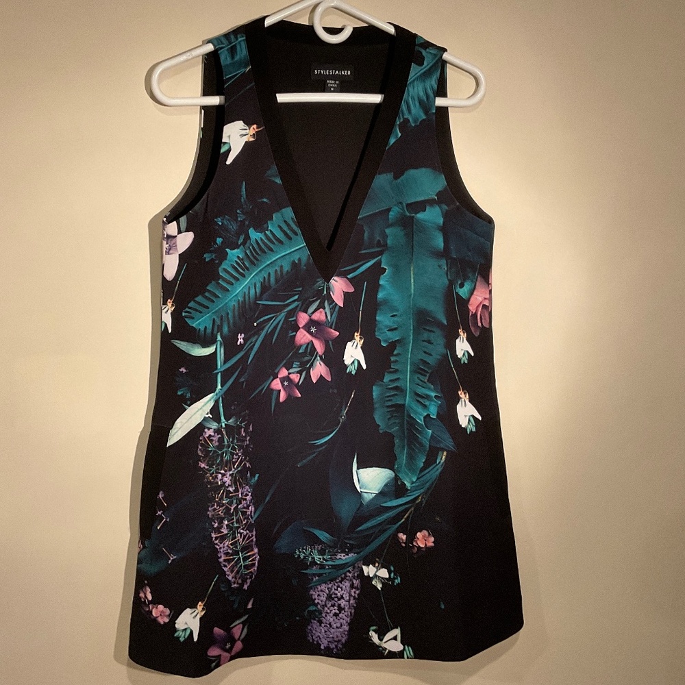 Stylestalker - V Neck Floral Mini Dress with Pockets Size M
